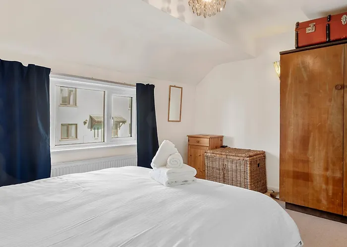 Beautiful 3 Bed In The Heart Of Flookburgh - Pass The Keys *