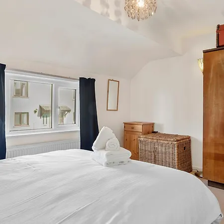 Beautiful 3 Bed In The Heart Of Flookburgh - Pass The Keys *